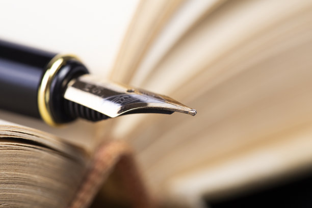 打开书和钢笔图片下载