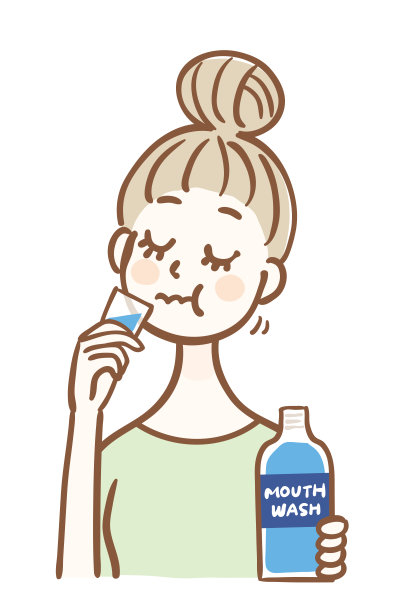 年轻女子用漱口水护理口臭图片下载
