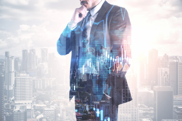 西装笔挺的年轻欧洲商人站在抽象明亮的城市背景上，用外汇图表和实物模型放置。金融，贸易和成功的概念。双重曝光。图片下载