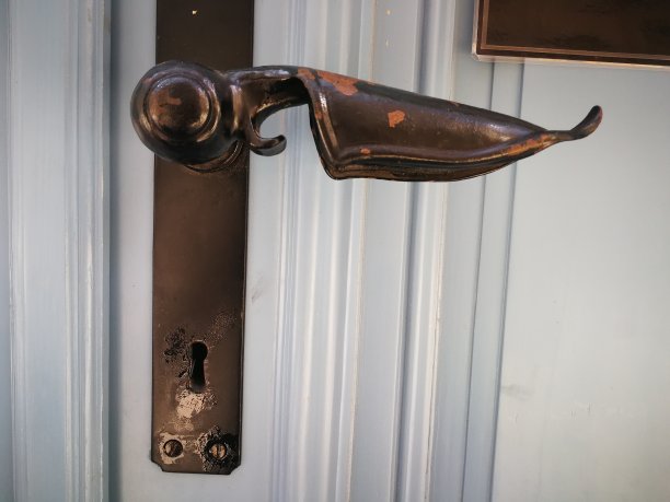 乡村金属门把手的特写图片下载