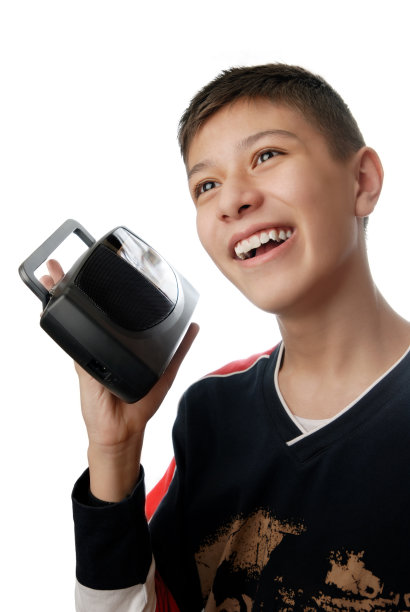 有无线电接收器的有趣男孩图片下载