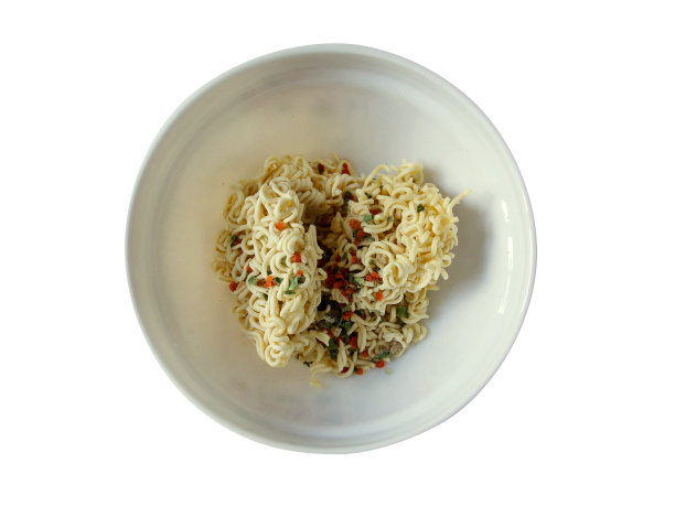 干方便面孤立在白色背景。图片下载