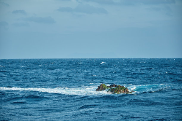 在泰国的一个著名的水肺潜水地点，在开阔的海洋中出现了一个叫“黎塞留岩”的天然岩石图片下载