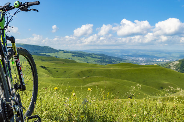 骑自行车环绕高加索山脉图片下载
