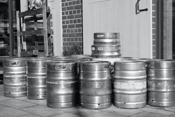 酒吧外的啤酒盒图片下载