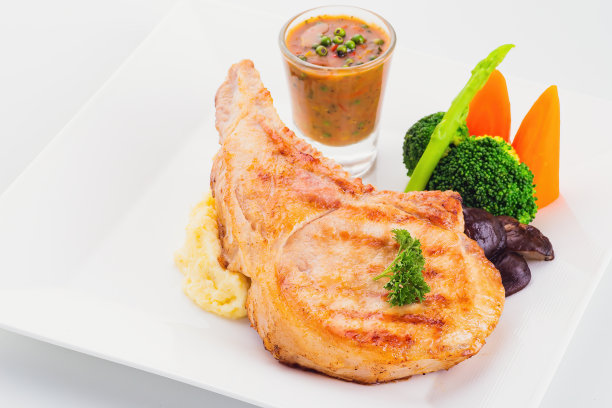 孤立的猪肉排图片下载