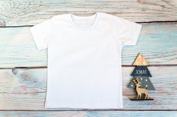 圣诞儿童衬衫模型-木制背景上的白色t恤。库存图片图片下载