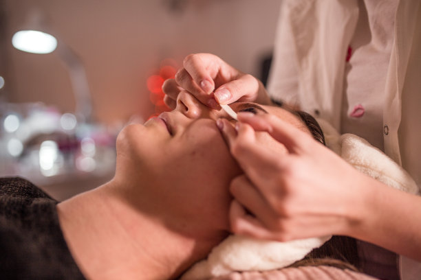 美容院做睫毛提拉的美容师图片下载