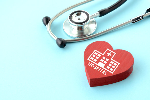 浅蓝色背景上有医院象形图的听诊器和心脏物体图片下载