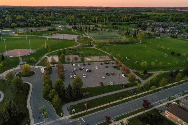 鸟瞰图麦肯齐博士，索诺玛高地社区公园和圣Padre Pio教堂在伍德布里奇和Kleinburg，沃恩，加拿大图片下载