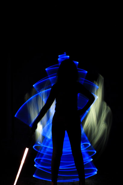 光绘中女人的剪影。图片下载