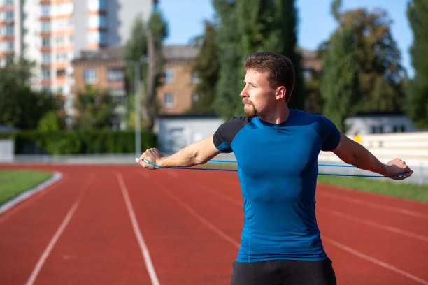 壮汉在外面用扩音器锻炼图片下载