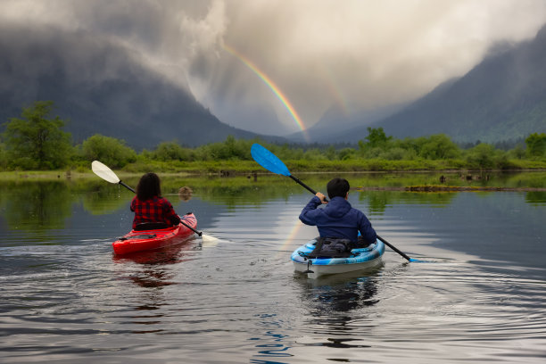 冒险朋友皮划艇在皮划艇周围的加拿大山区景观图片下载