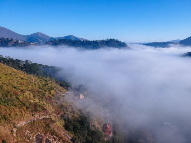 Itaipava鸟瞰图，Petrópolis。清晨，城市里有很多雾。山区与蓝天和云周围Petrópolis，山区的里约热内卢de Janeiro，巴西。无人驾驶飞机的照片。图片下载