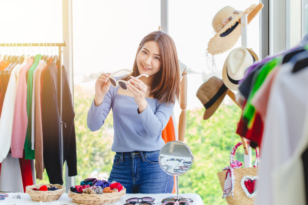 女士在时尚商店购买太阳镜，为即将到来的夏季选择眼镜图片下载