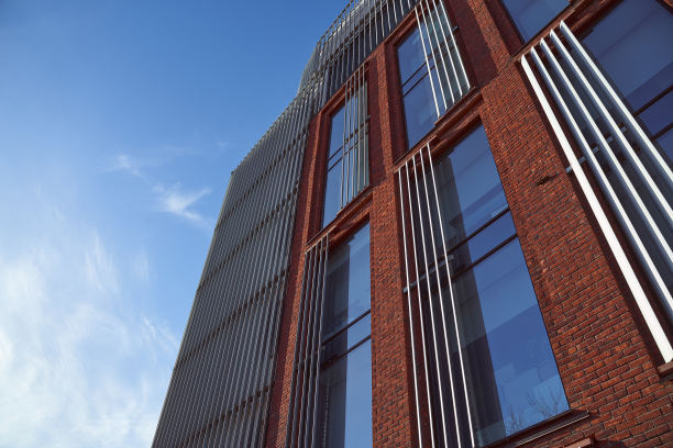 现代建筑的观点与板条。红砖墙。后台业务图片下载