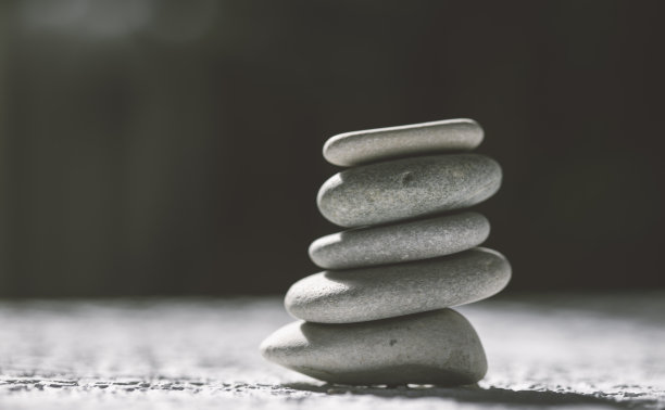 石头堆在一起，瑜伽、冥想、放松的概念图片下载