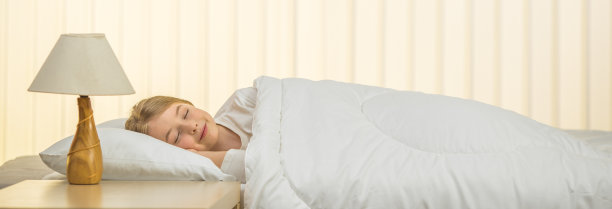 睡在床上的漂亮女孩图片下载