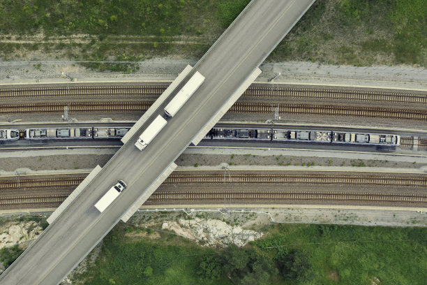 汽车和火车运输图片下载