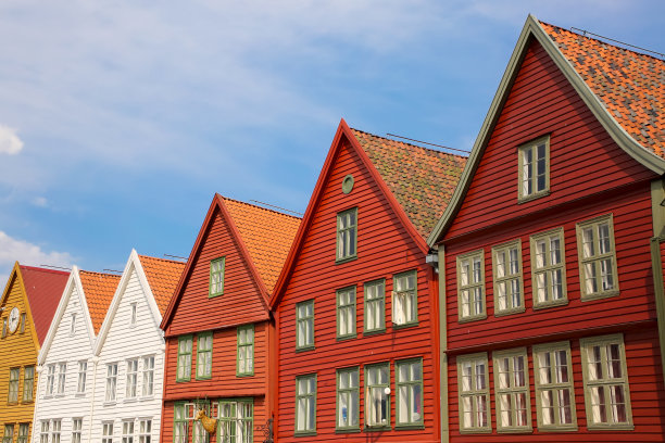挪威卑尔根的老码头历史港区Bryggen的彩色木屋。它被列入联合国教科文组织世界遗产名录，在遭到破坏后被重建。图片下载