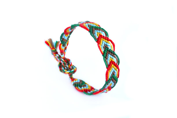 用孔雀尾巴编织的DIY编织友情手链。夏季配件。孤立在白色图片下载