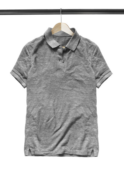 衬衫挂在衣架上隔离图片下载