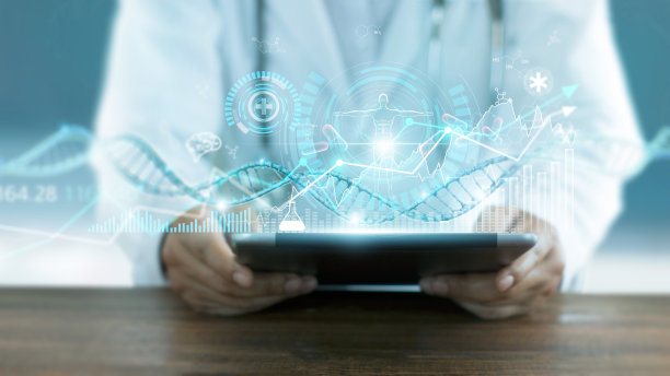 医疗保健业务图表数据和增长，医疗检查和医生分析医疗报告网络连接虚拟平板电脑屏幕。图片下载