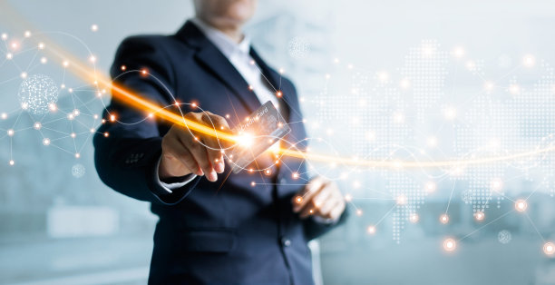 金融与银行，商人持有信用卡和支付在全球网络上的虚拟界面，网上购物，电子商务，网上银行，数字营销与技术。图片下载