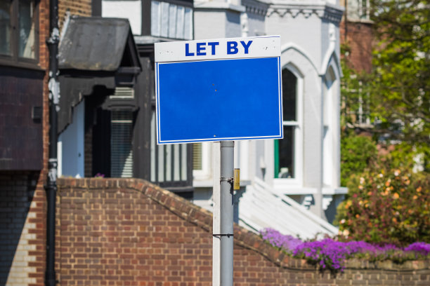 房地产经纪人在伦敦一所房子外展示的“LET BY”标志图片下载