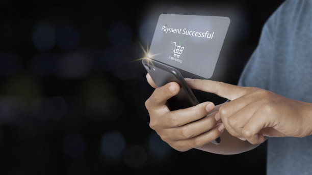 男子手持智能手机在线购物支付成功。在线电子商务业务。网上购物的概念。图片下载