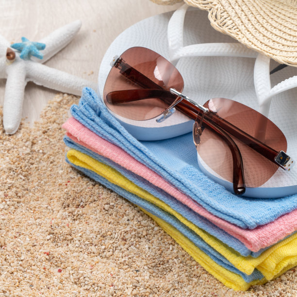 夏天的海滩背景设计概念与配件在白色的桌子背景。图片下载