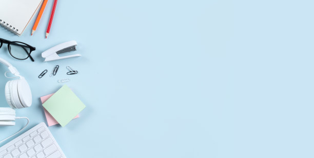 在线学习设计理念。俯视图的学生桌子与电脑，耳机和文具。图片下载