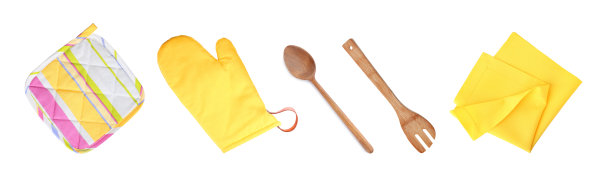 设置不同的厨房用具和烤箱手套在白色背景，俯视图。旗帜设计图片下载