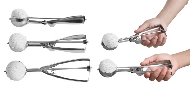 白色背景上孤立的椰子冰淇淋勺图片下载