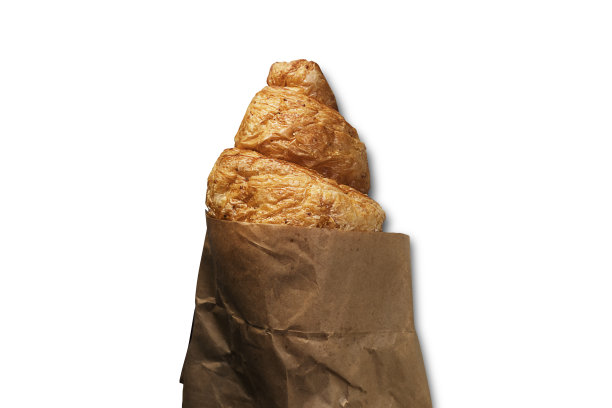 新鲜牛角包在牛皮纸空白包装-剪切路径图片下载
