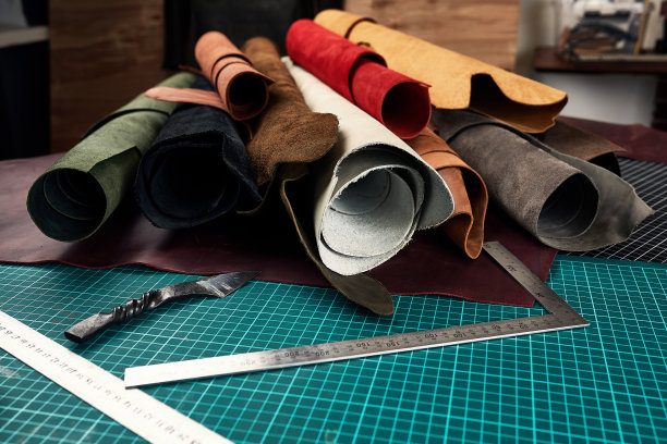 以牛皮为背景的人造皮革样品。俯视图图片下载