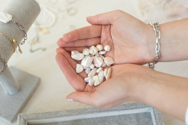 专业珠宝设计师在工作室车间手工制作珠宝。时尚，创意和手工的概念图片下载