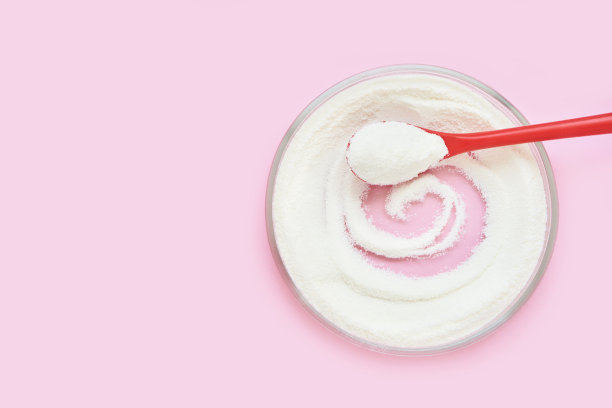 胶原蛋白的白色粉末。柔和的颜色背景。健康的产品图片下载