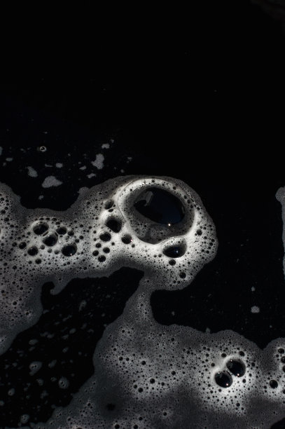 黑色背景上的水泡和洗涤剂图片下载