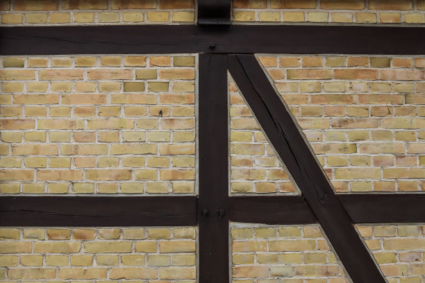 美丽的纹理，古老的半木砖墙发现在德国。图片下载