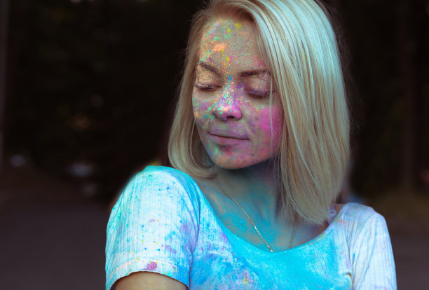 漂亮的金发女人胡里节的特写肖像图片下载