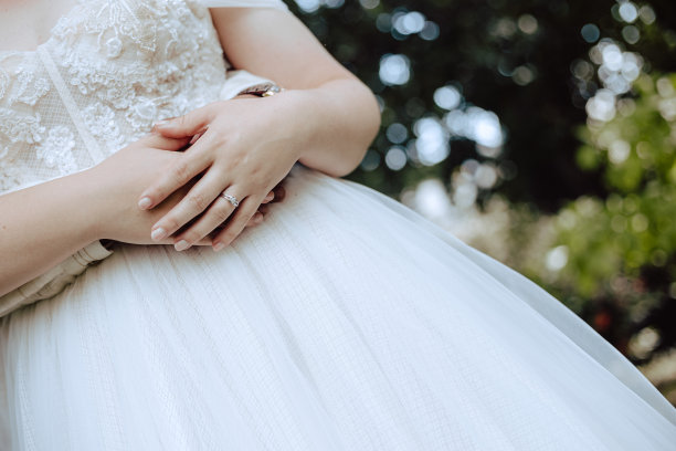 汉德的新娘和结婚戒指的剪影。图片下载