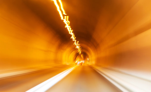 抽象模糊背景-道路隧道的汽车。图片下载