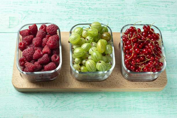 各种各样的覆盆子，醋栗和红醋栗放在玻璃碗里图片下载