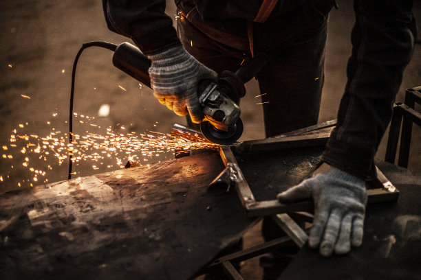 金属加工车间。研磨金属。图片下载