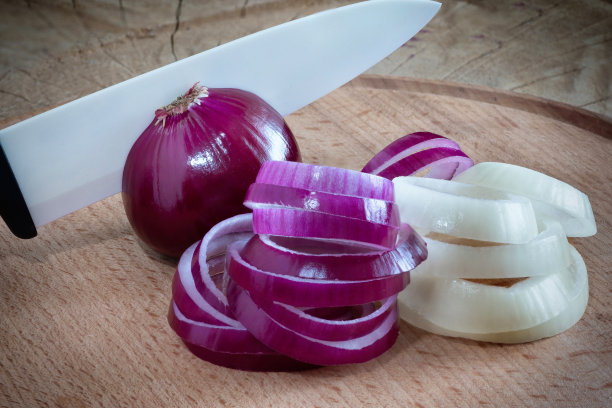 在木板上切洋葱图片下载