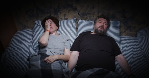 丈夫在睡觉，妻子在忍受他的鼾声图片下载