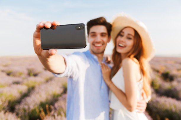 这是一群欢乐的年轻男女在户外薰衣草地里自拍的照片图片下载