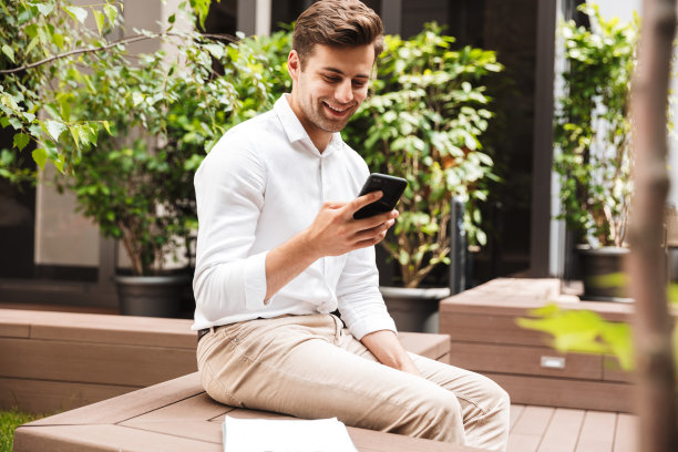 开朗年轻的男经理图片下载