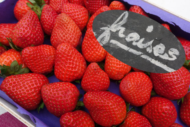 草莓手写法文字母石板“fraises”农业市场图片下载